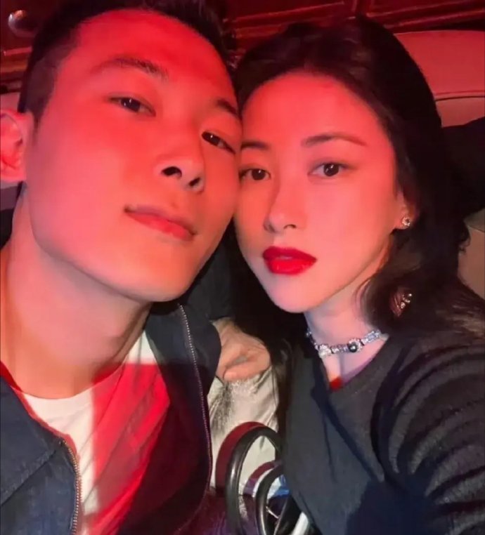 朱珠的老公晒出朱珠的化妆台，小小的一个柜子，虽然柜子装满了，可跟其他女明星比，这