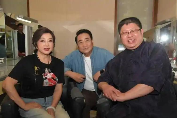 镜头中的刘晓庆身着黑色T恤与牛仔裤，佩戴手镯和项链，双腮染赤，唇若丹霞，时髦翩翩