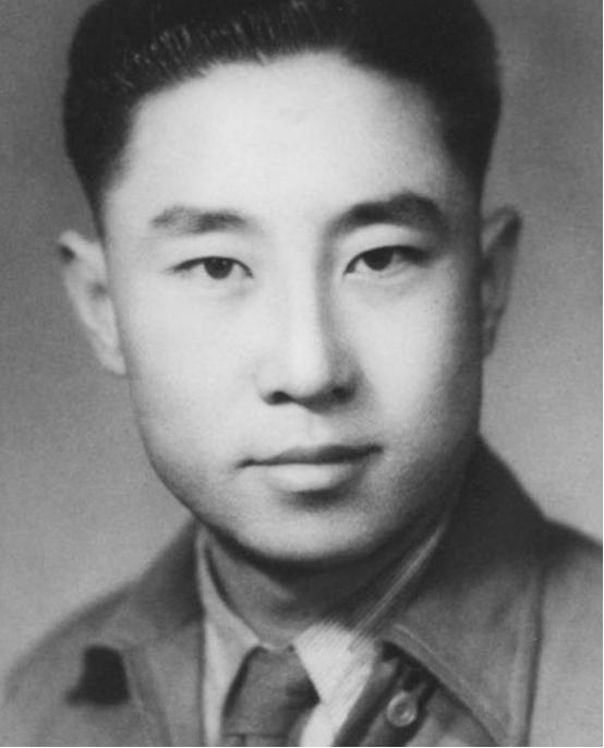 1938年，特务去小学抓地下党杨文海，谁知刚到校门口，恰巧就碰上了杨文海。特务赶