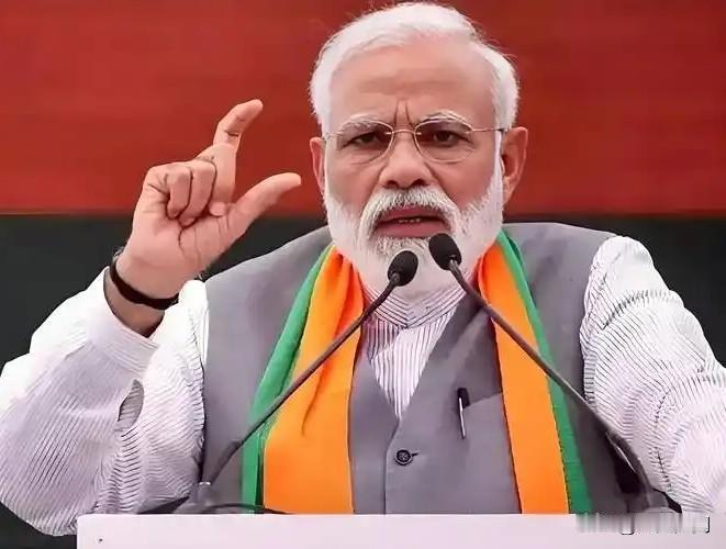 印度大国梦遭遇三重挑战，雄心与现实差距何在？

新德里街头飘扬的三色旗背后，这个