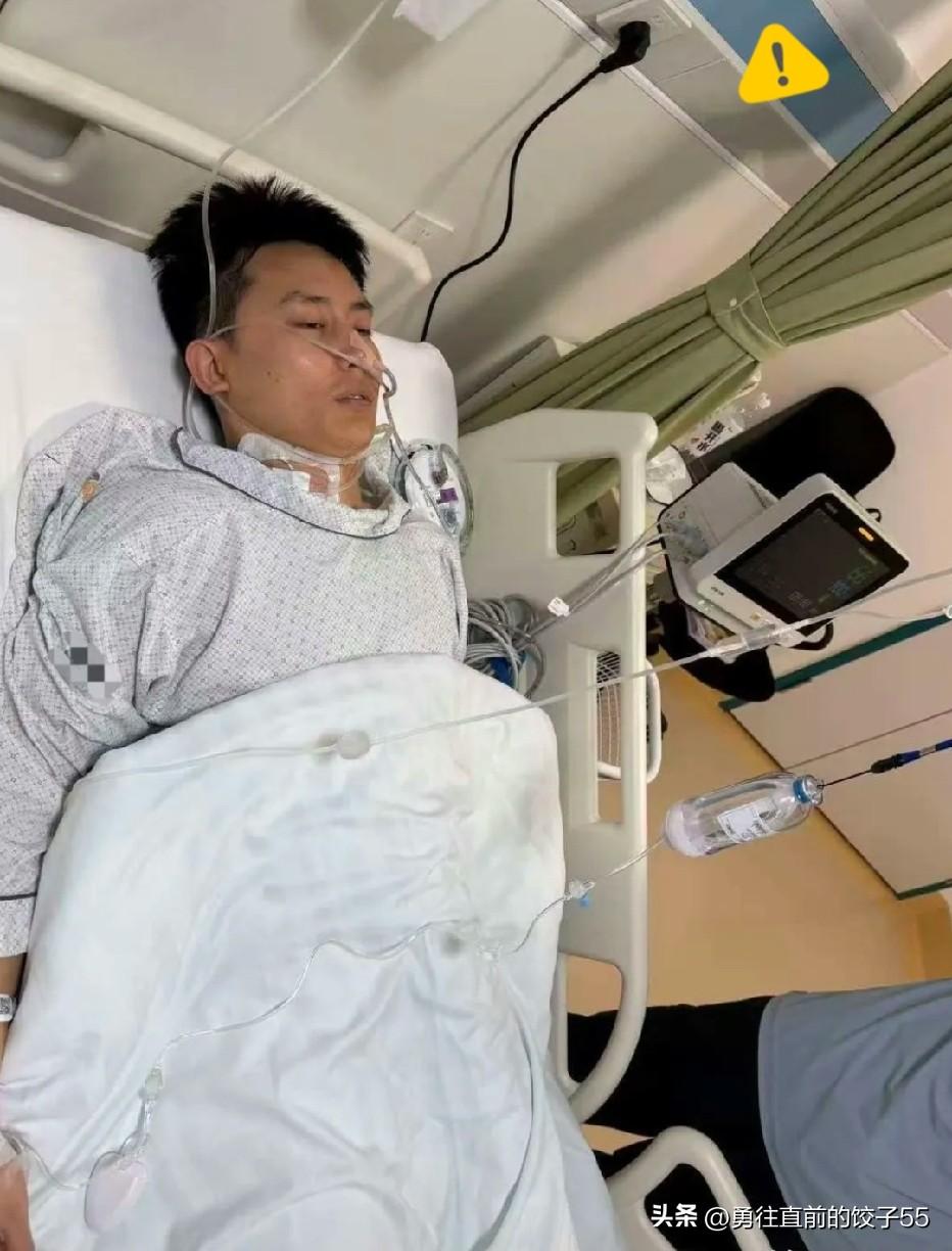 看到武亮住院的消息，心里竟没觉得意外，反倒生出一种荒诞的宿命感。

前阵子还在直