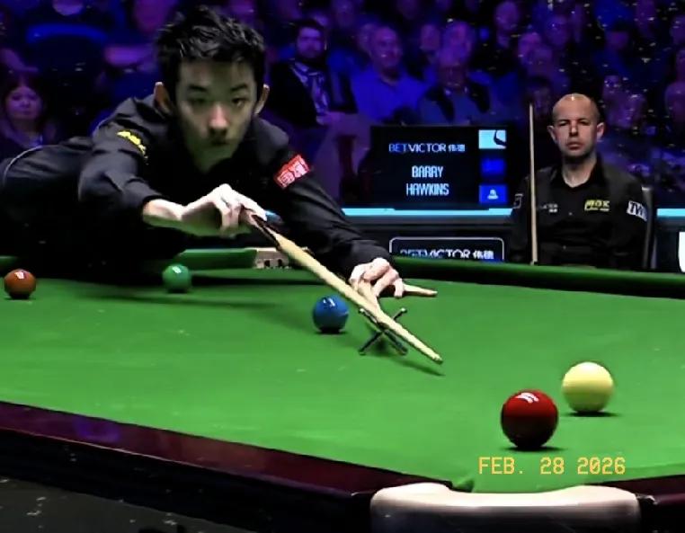 吴宜泽轰出单杆破百122分，122-0零封霍金，拿下第8局，三连鞭追平比分4-4