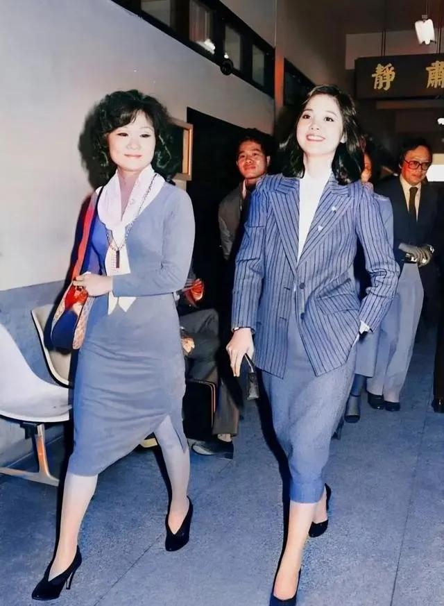 那时候的邓丽君正是青春靓丽，二十多岁就是华语乐坛出名的演员。
走在路上也是信心满