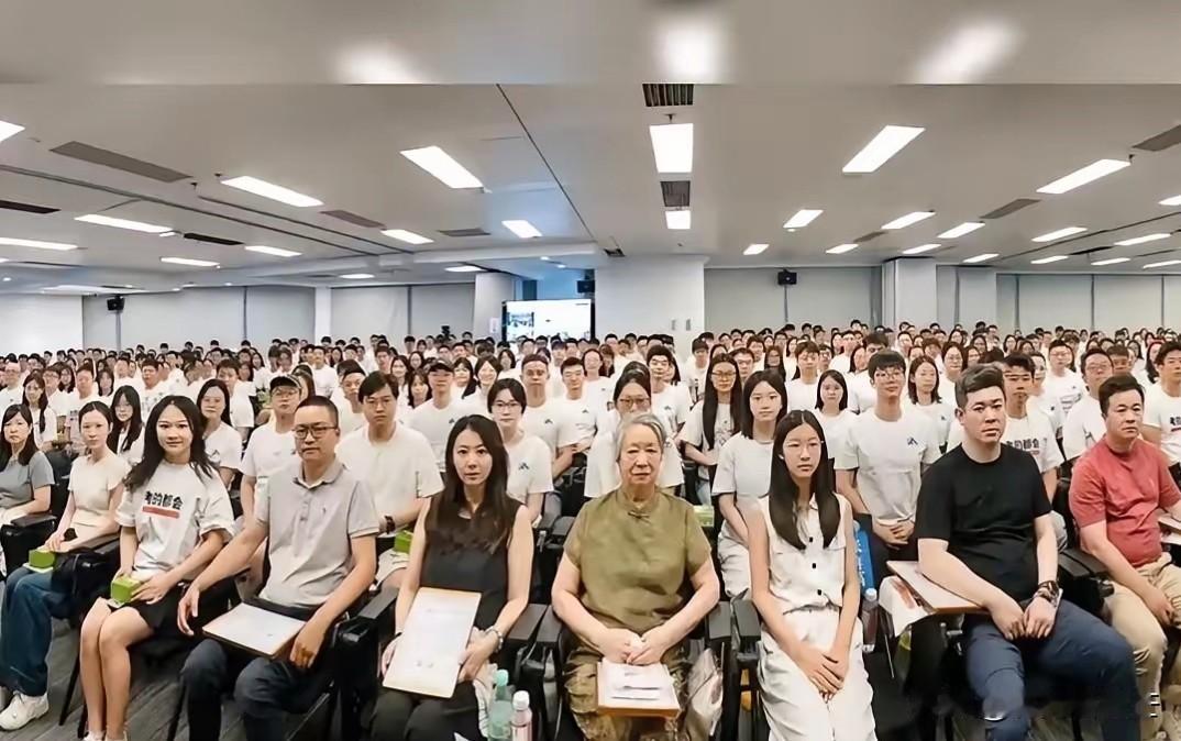 峰学蔚来的董事会和全体员工大会中，没有看到付辛，也没有看到武亮。

张妈妈端坐其