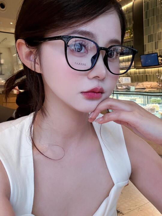 第一次感受到原来圆脸可以带眼镜扎头发
