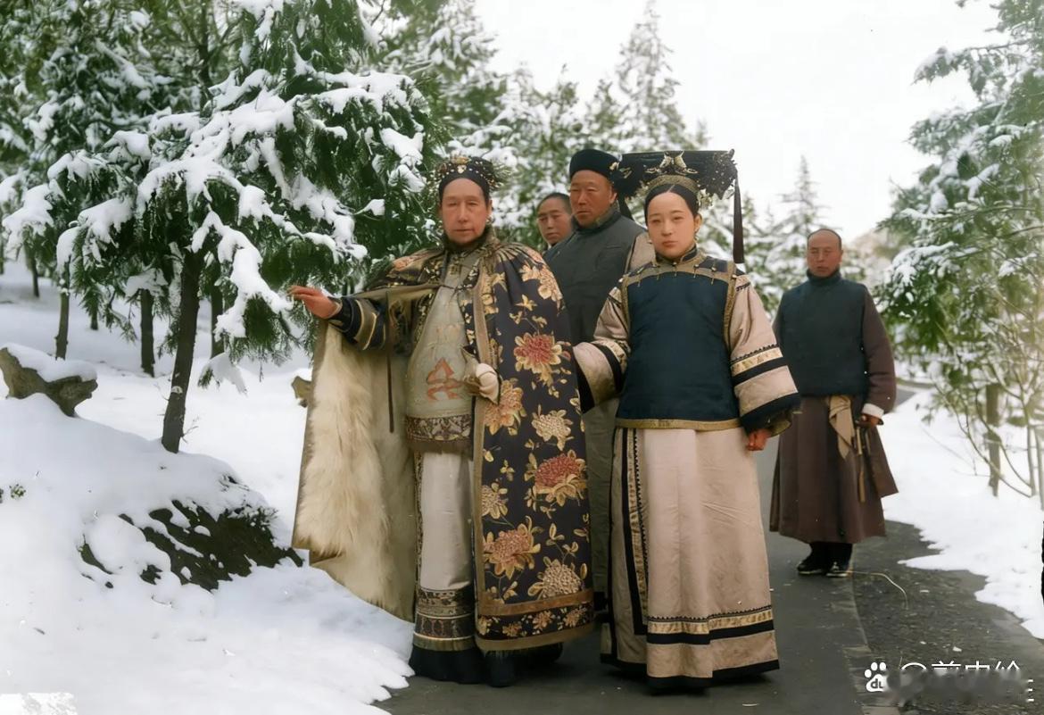 1903年，慈禧太后带着四格格和随侍太监们专程来到颐和园万寿山赏雪时的一幕，排场