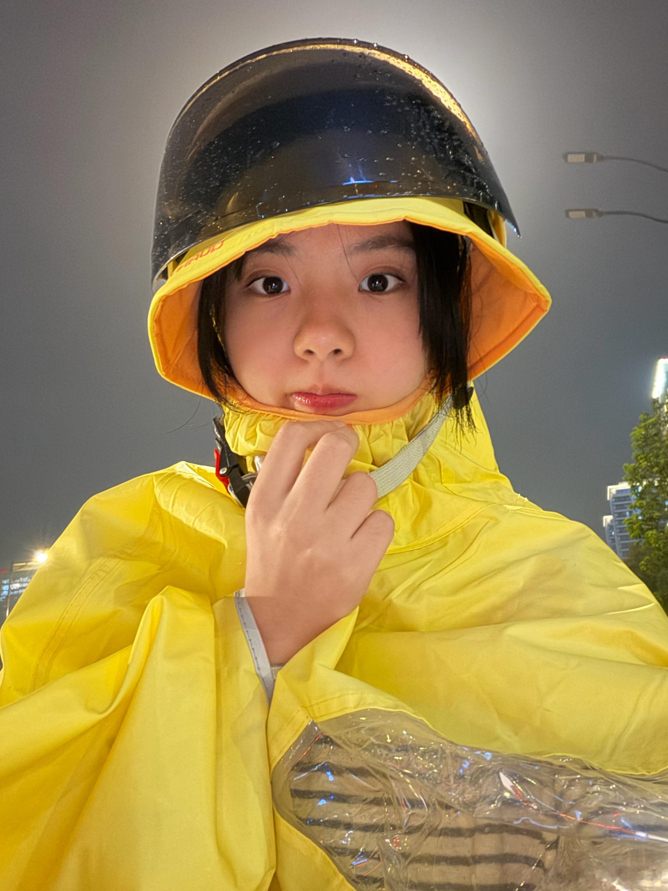 好久没有健身了 今天重新拾起 没想到下雨了 这是我第一次穿雨衣骑电动车🛵 刚开