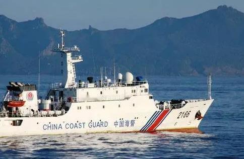 钓鱼岛又出大事了？四艘带炮的中国海警船直接开进去了！日本的船赶紧过来对峙，这阵仗