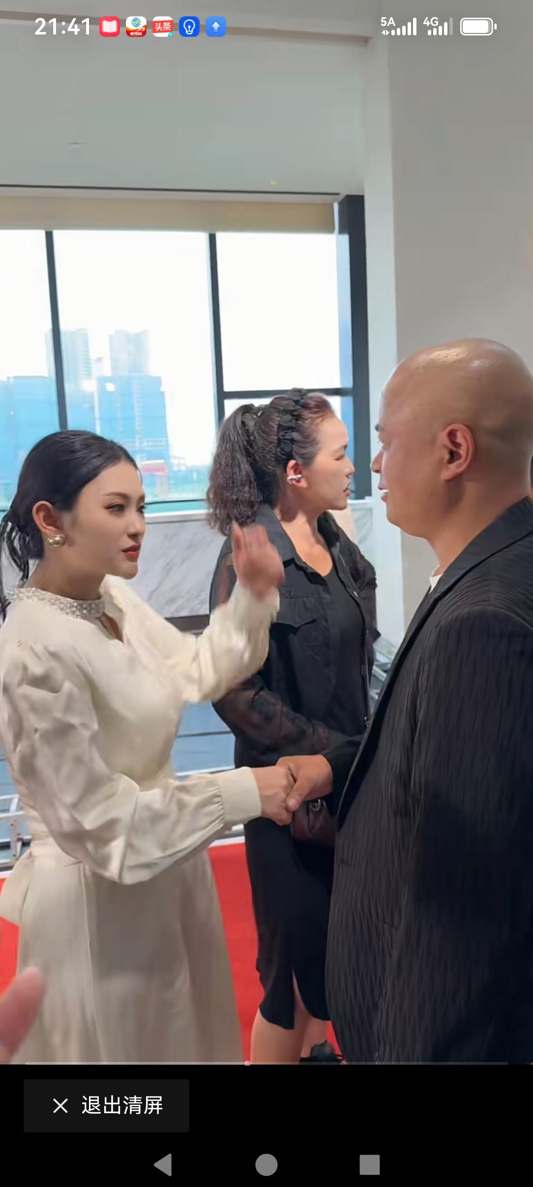 从三十多万的粉丝关注的扎西光头。因为其是威信县的，威信有个扎西古镇，所以他把自己