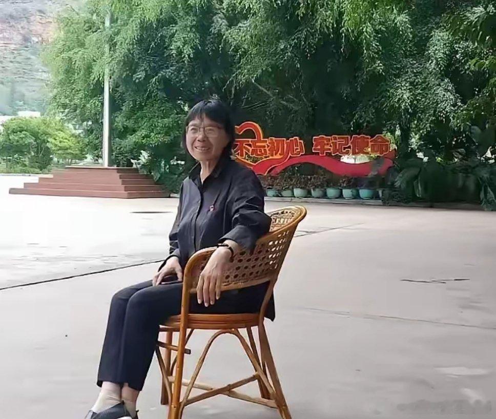 广告词：张桂梅校长的丽江华坪女子高中，竟然被传言一个清华北大也没考进过！这简直是