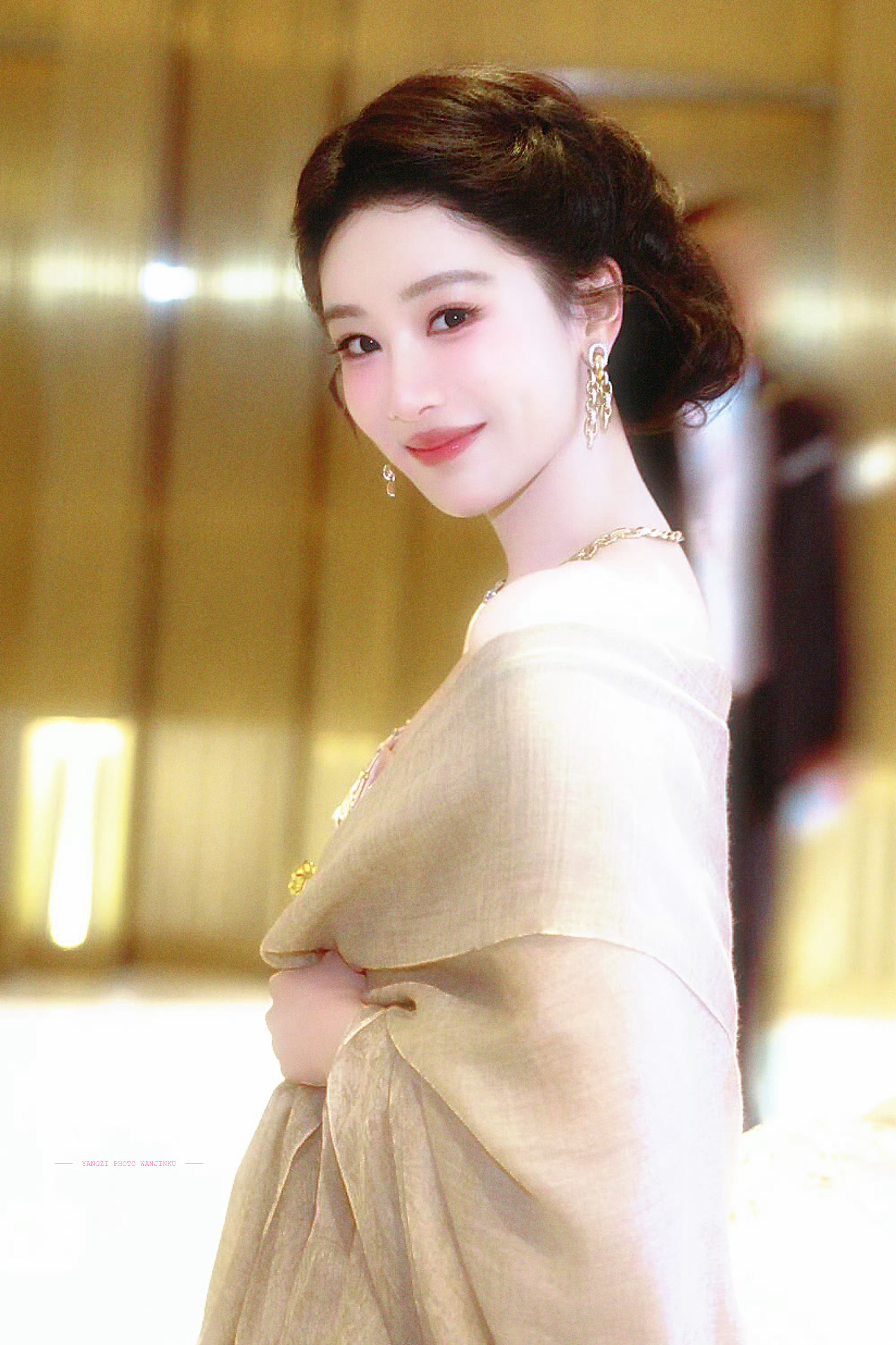 白玉兰口碑 北京电影院旁边的紫玫瑰开了，曾经那个小女孩，杨紫也完成了她自己的梦想