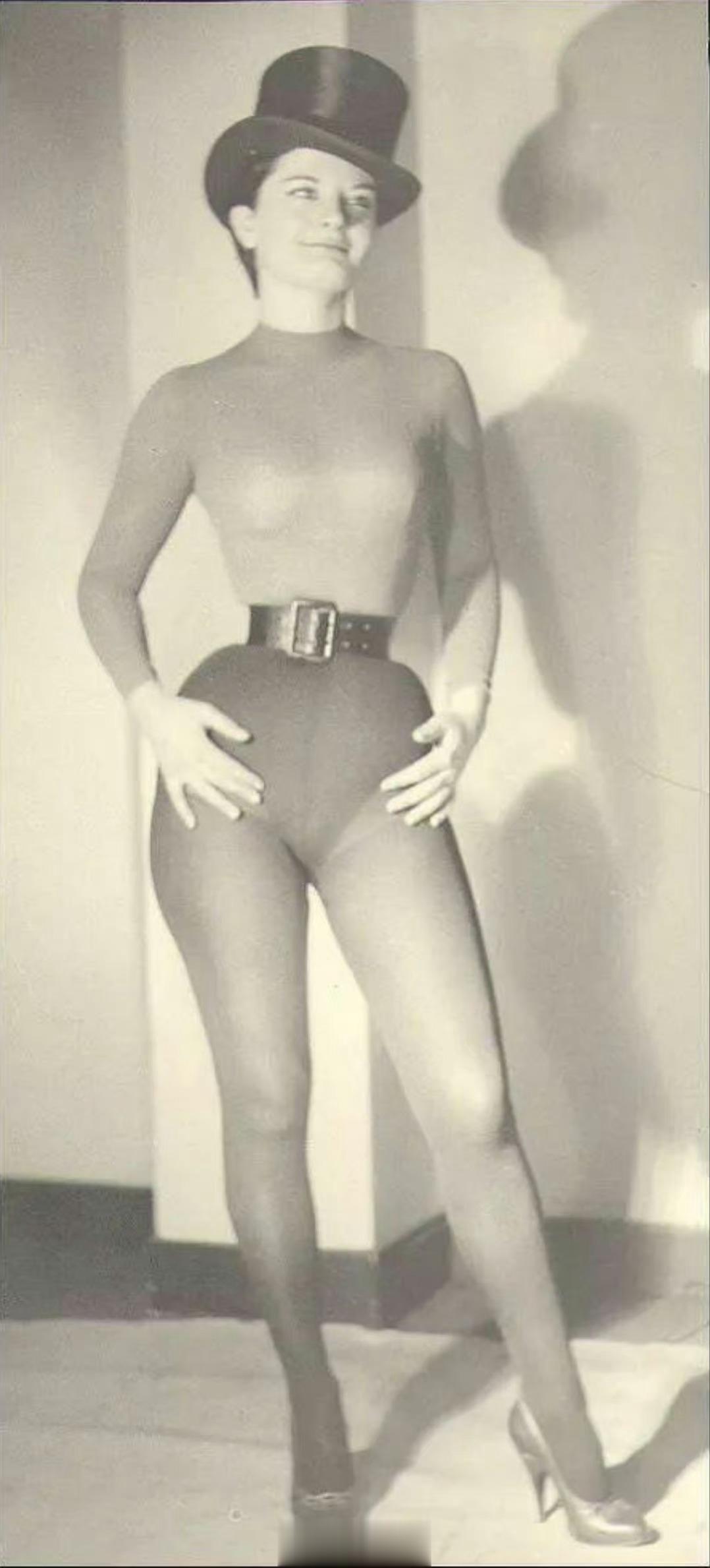 【老照片】1932年，欧洲。上世纪，法国巴黎的束腰女子，从她那傲娇的神色可以判断