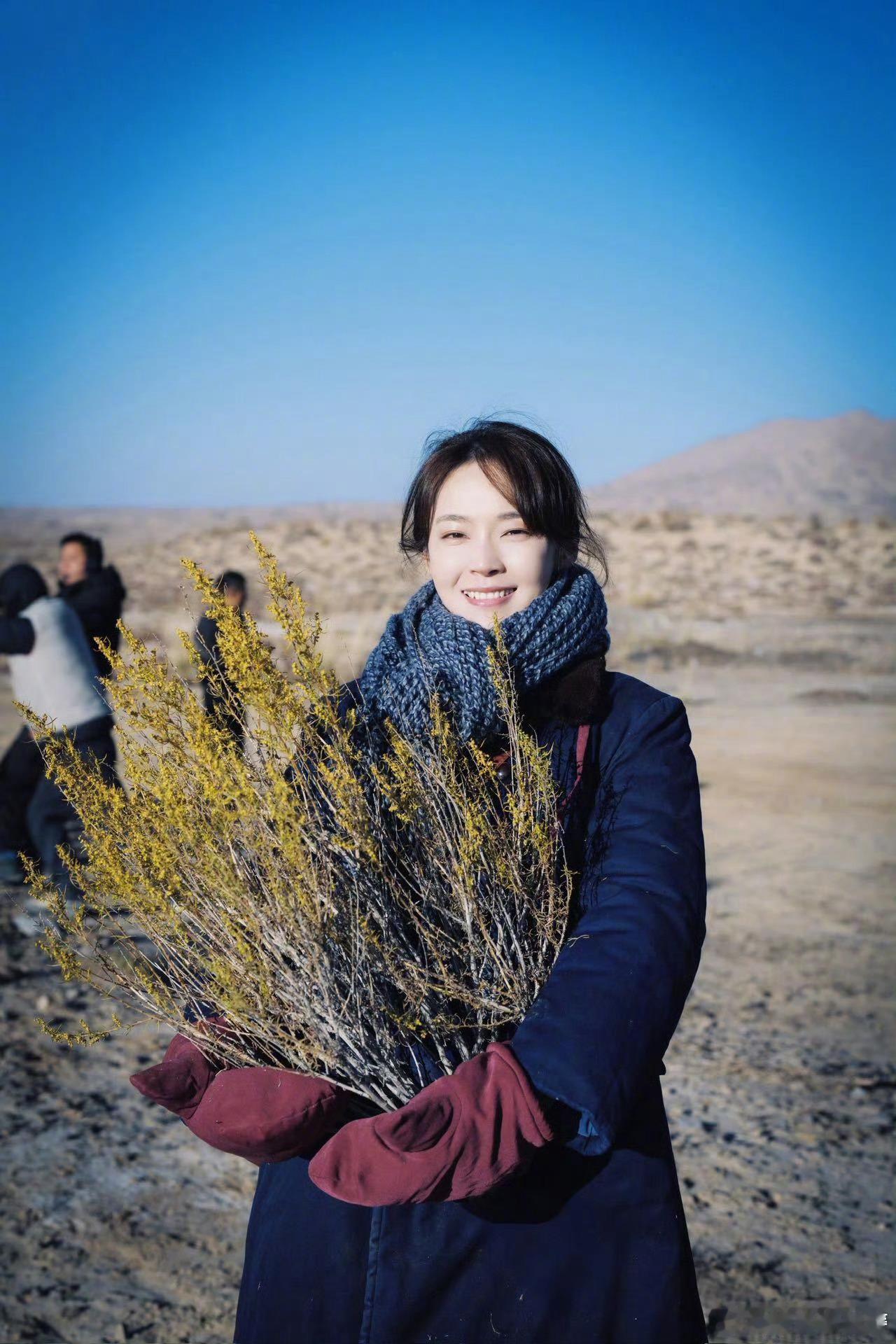 张佳宁好特别的杀青捧花张佳宁挑的杀青捧花简直绝！不按常理出牌，造型独特得很，和常