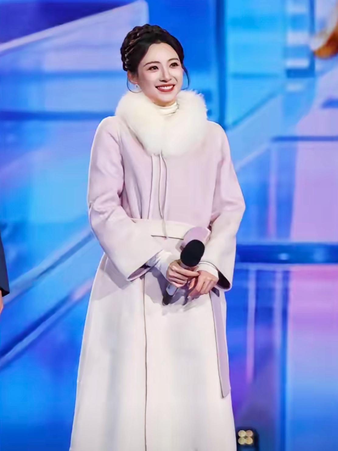 央视跨年晚会的着装风格，我实在越来越看不懂。台上表演者穿的这么厚实，真不知道他们