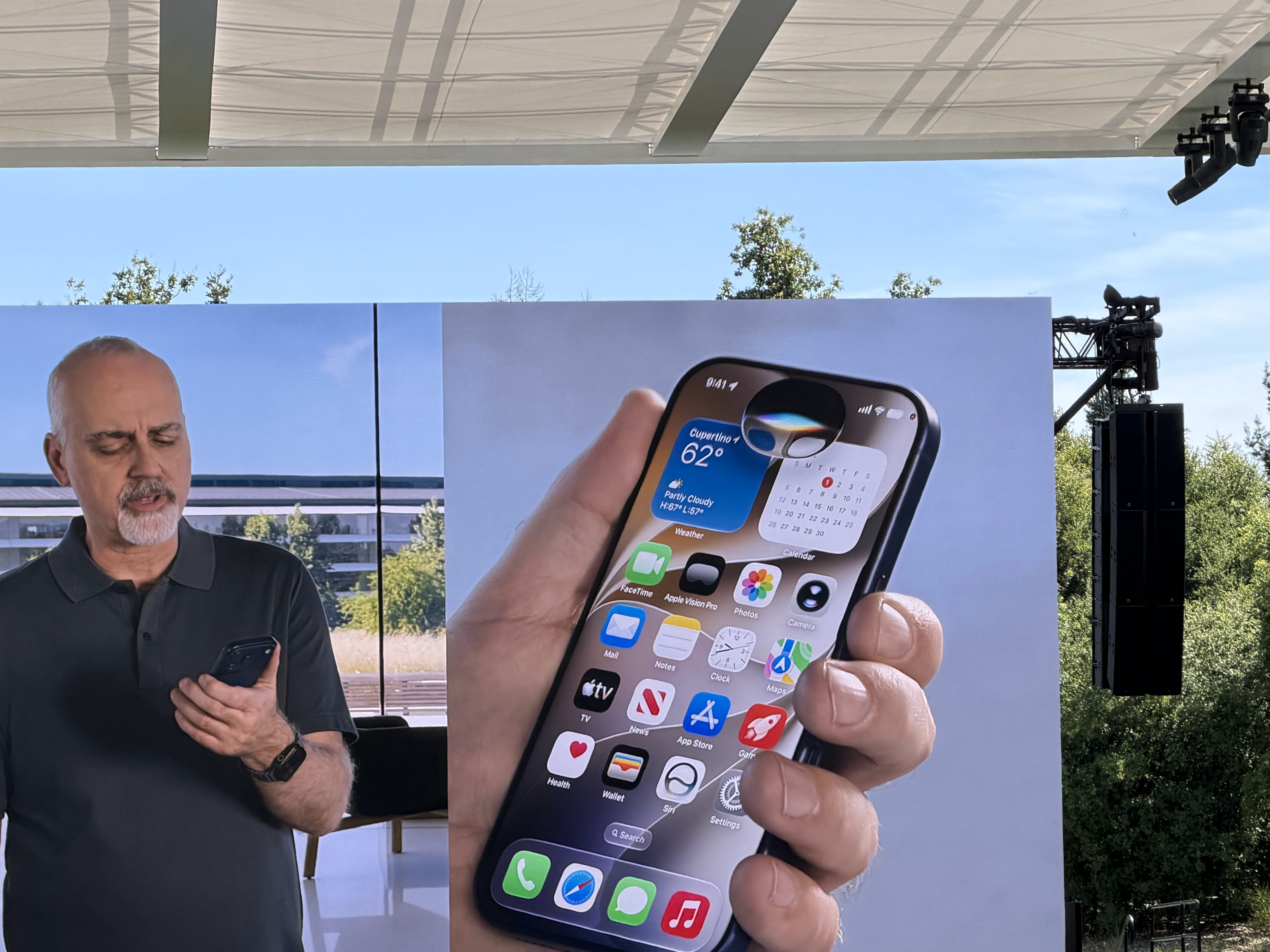 全新的 Apple Intelligence 和 Google Gemini 合