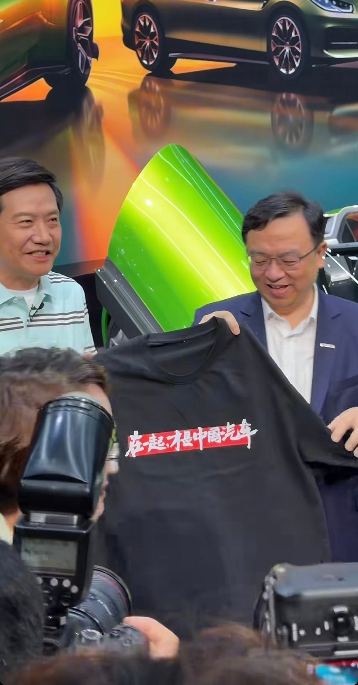 北京车展，雷军来到比亚迪，送给王传福一件衬衫：在一起才是中国汽车！小米汽车比亚迪