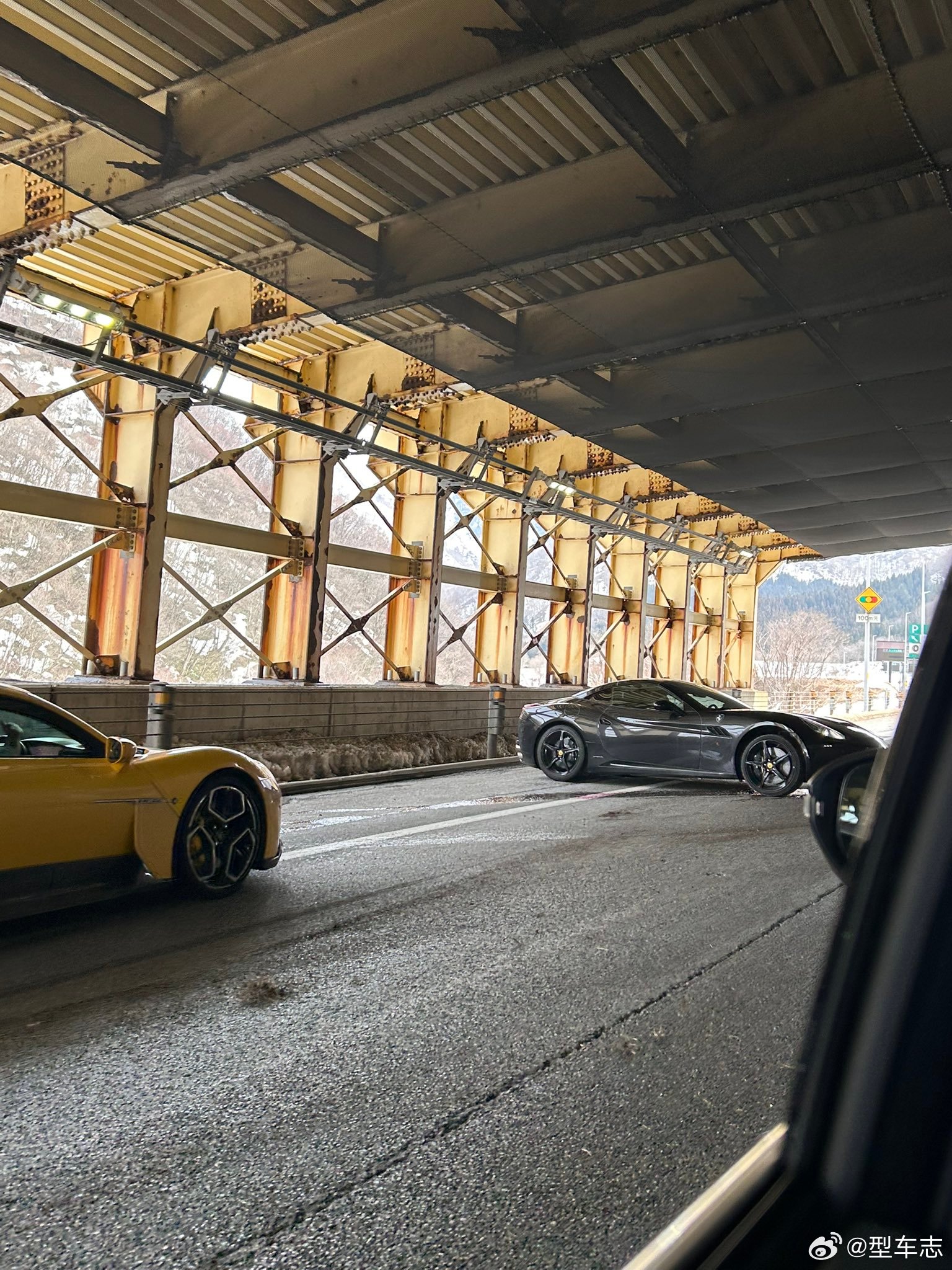 失控撞墙的法拉利，还好看起来是单车事故，没有伤及无辜。其实在国产Taycan问世