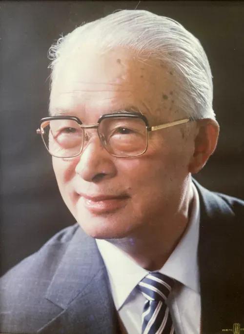 【113岁的他，去世】
新华社9月26日消息，上海市人大常委会原副主任、党组副书