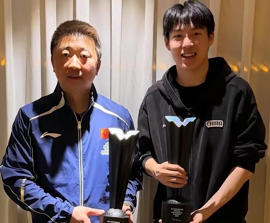 弟子给教练徐辉带上金牌🥇啦！
千里马常有，而伯乐不常有。WTT太原站温瑞博夺冠