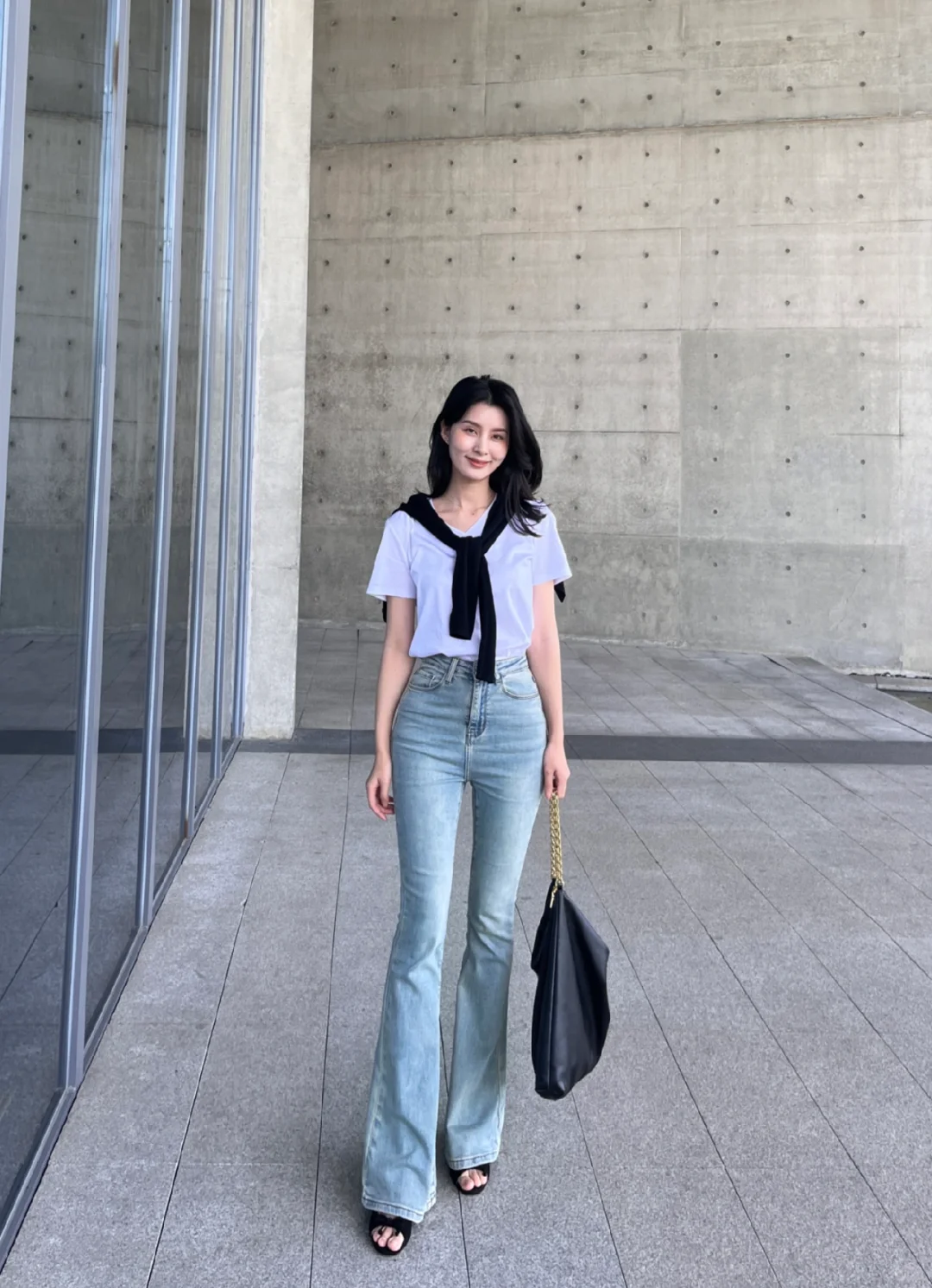 五一假期出行，白T加牛仔裤轻松搞定