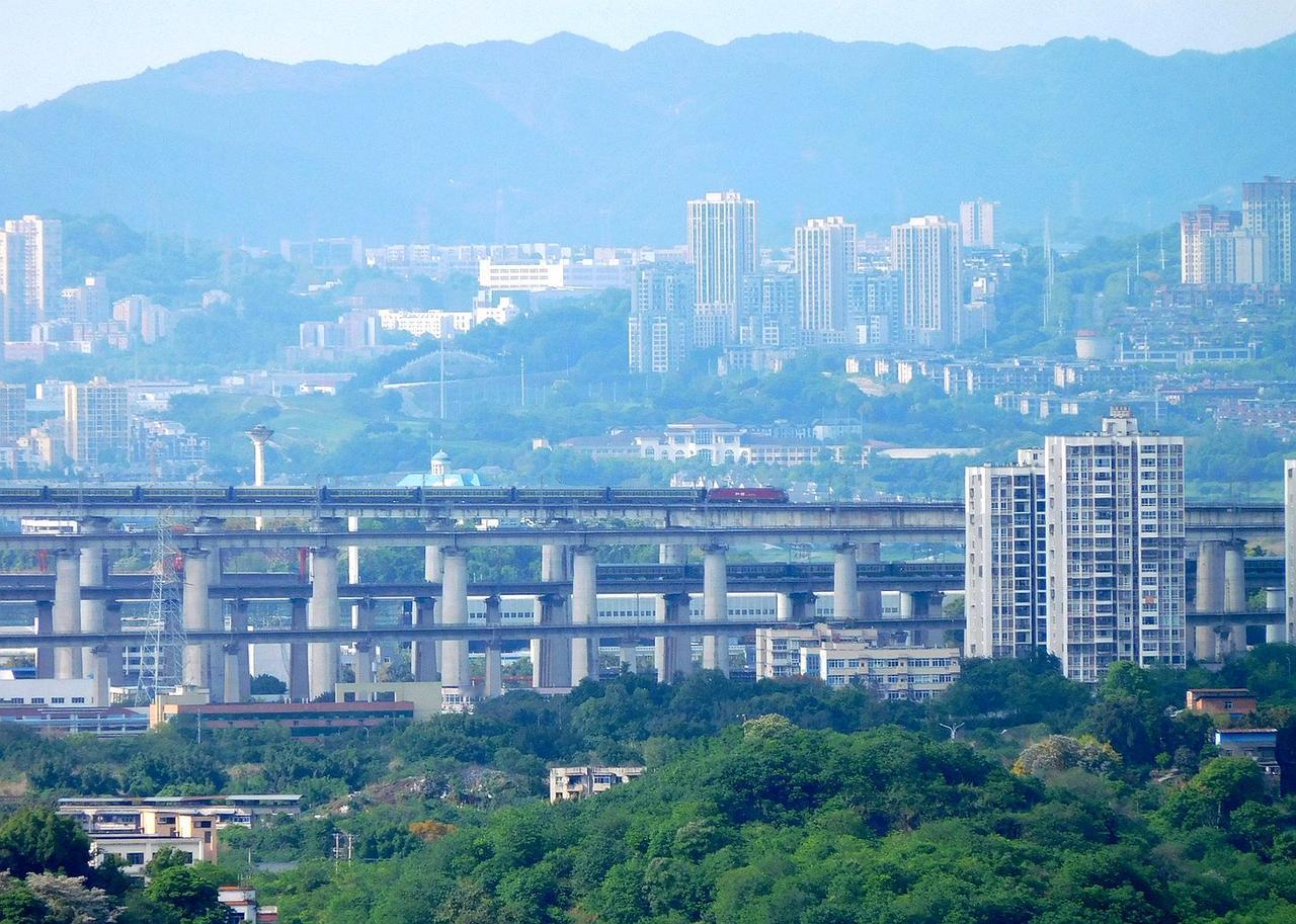 远距离拍摄重庆铁路枢纽井口立交桥群，两趟广铁集团担当的列车同时出现，上边成都西开