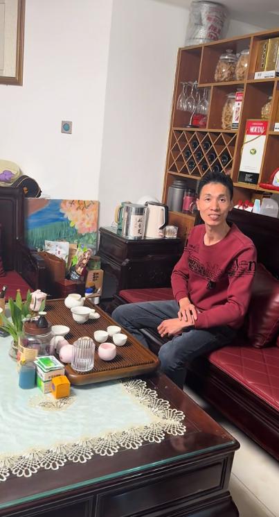 李鑫平安抵达深圳的家了！
家里干干净净，整整洁洁，李鑫在喝茶，广东人都喜欢喝茶，