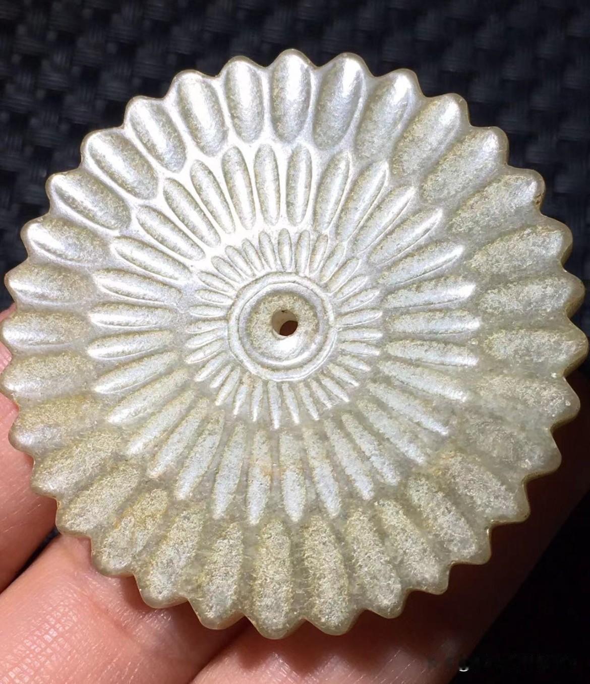 古玩行里的专业知识

沁色‌：玉器自然变色，“朱砂沁红，土沁褐”

名称：玉佩