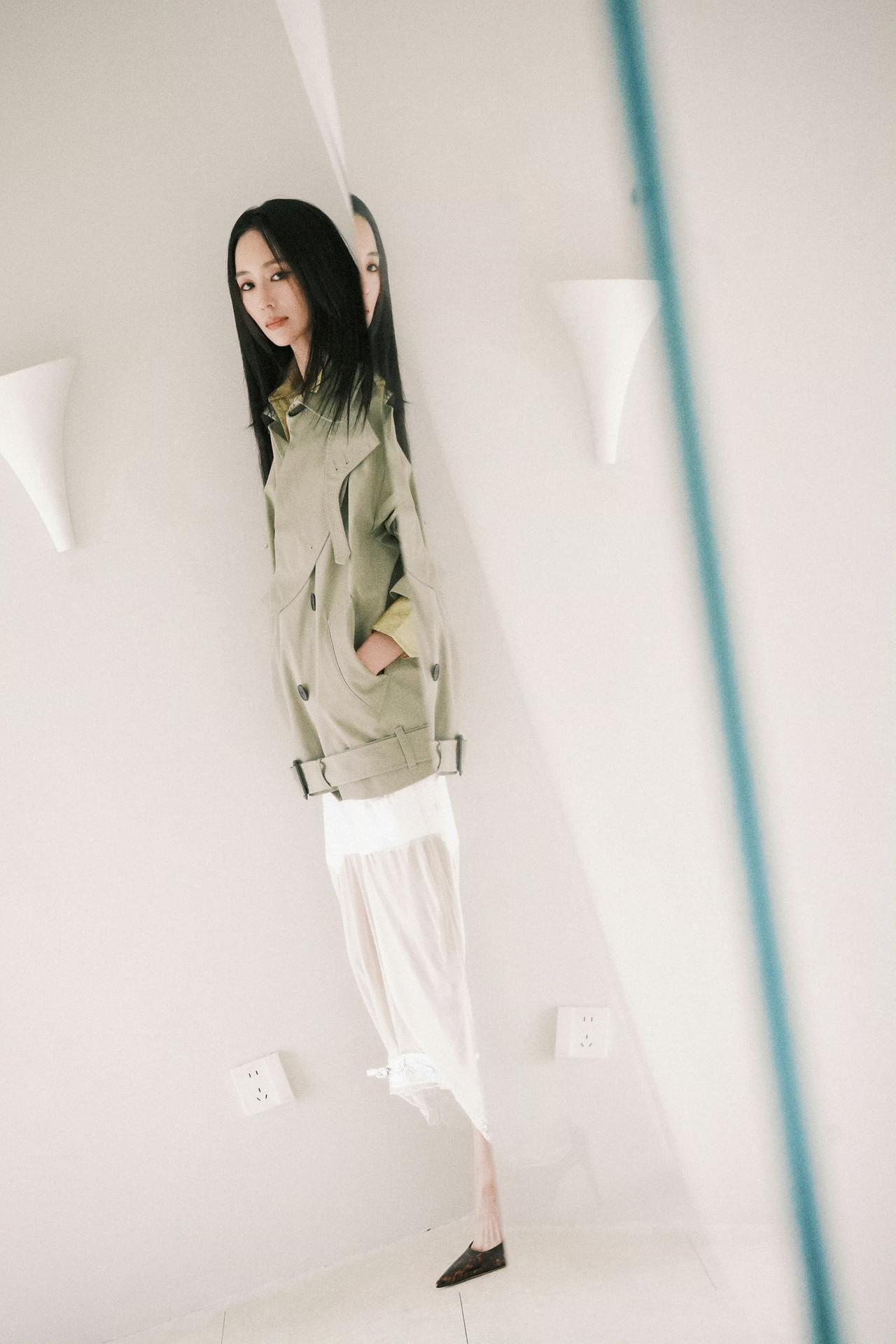 oversized工装外套 × 飘逸长裙。

硬朗与柔美的碰撞，在极简空间里演绎