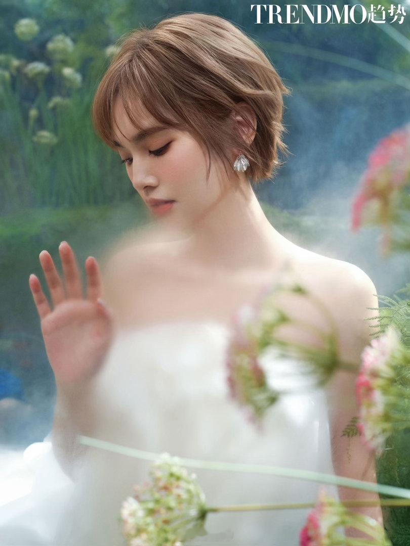 杨丞琳什么时候剪短发了杨丞琳把春天穿在身上 印象里她一直是长发飘飘的，这次短发造