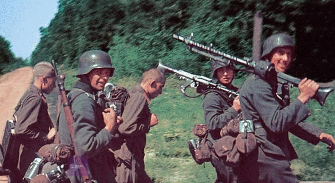 1941年8月，巴巴罗萨行动期间，一支行军中的德国纵队，其中有两名Hi...