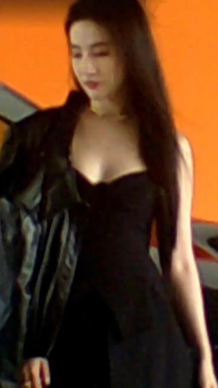 刘亦菲你那天怎么不脱外套😍拿我们当外人吗？ ​​​