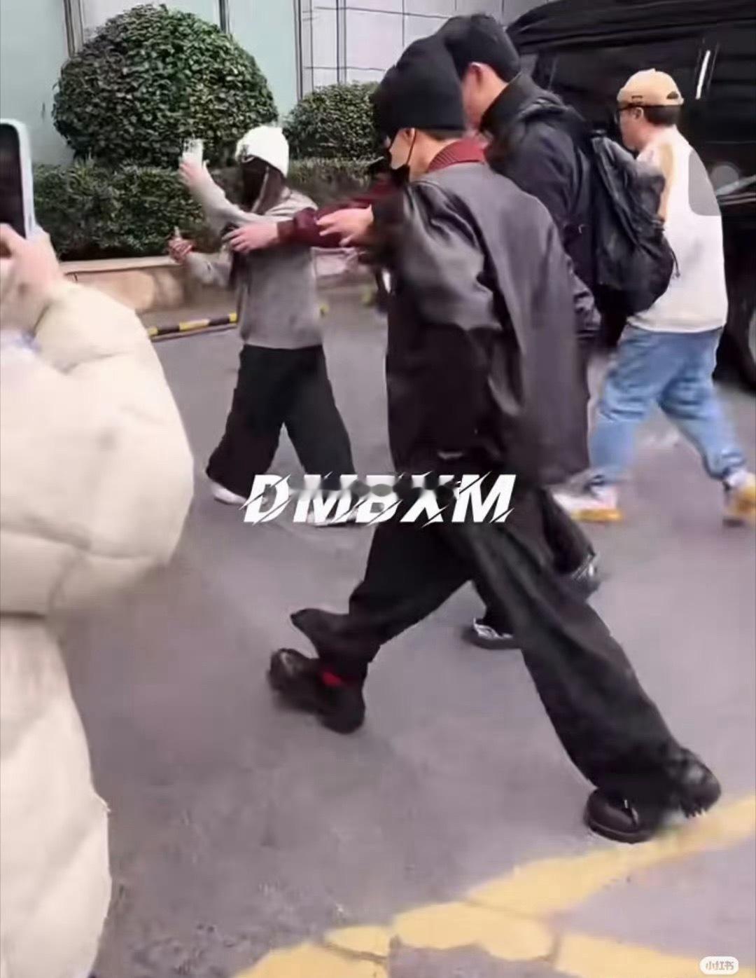 檀健次穿上红袜子了 《何不同舟渡》定妆发现他穿了红袜子 本命年哈哈真没招了 