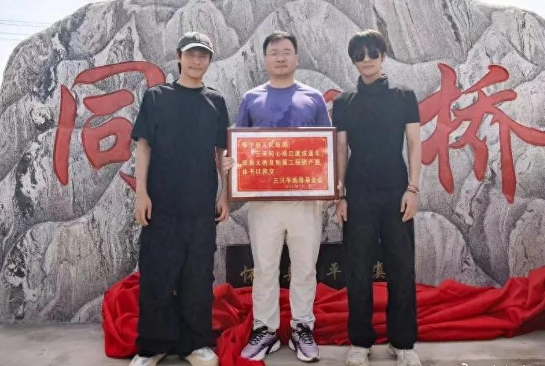 自从网红小杨哥出事之后，
这也算是销声匿迹，很少在大众的面前现身，
更别说网络了