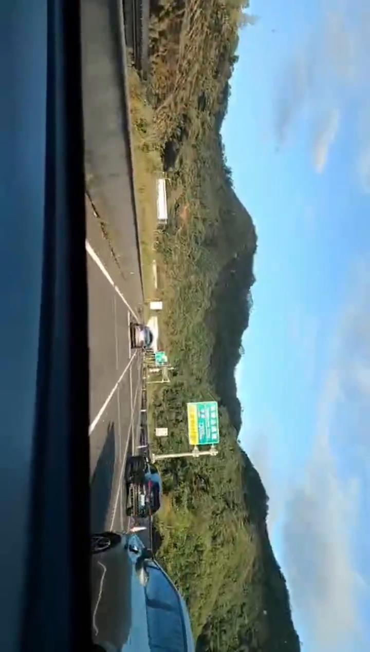 五十米后进入隧道，前方进入隧道，凤凰山隧道。进入凤凰山隧道，全长一点二公里，请开