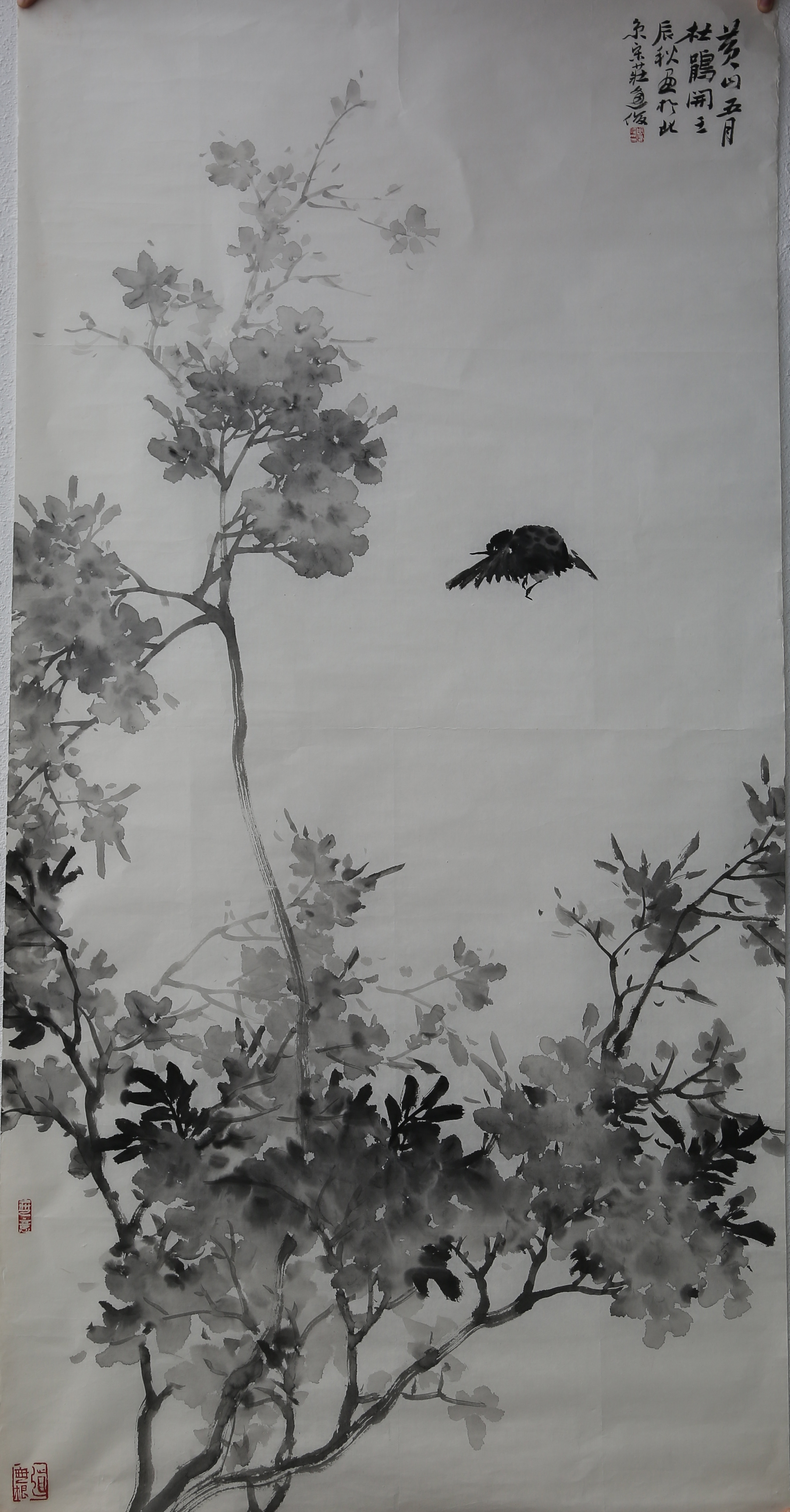 《墨色浓淡，生命张力》这幅画最动人的地方，在于墨色的极致运用。前景的枝叶浓墨重彩