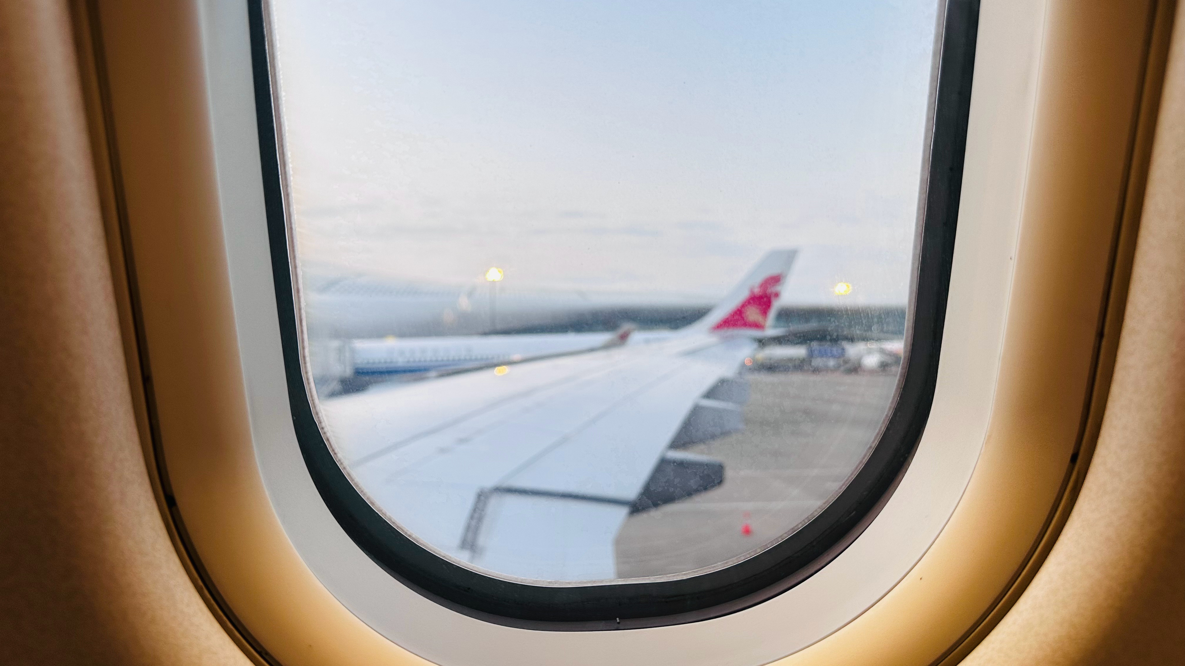 哈哈哈哈哈哈国航的现在估计是给我备注爱喝红茶了。我坐深航都直接问我给您泡杯红茶吧