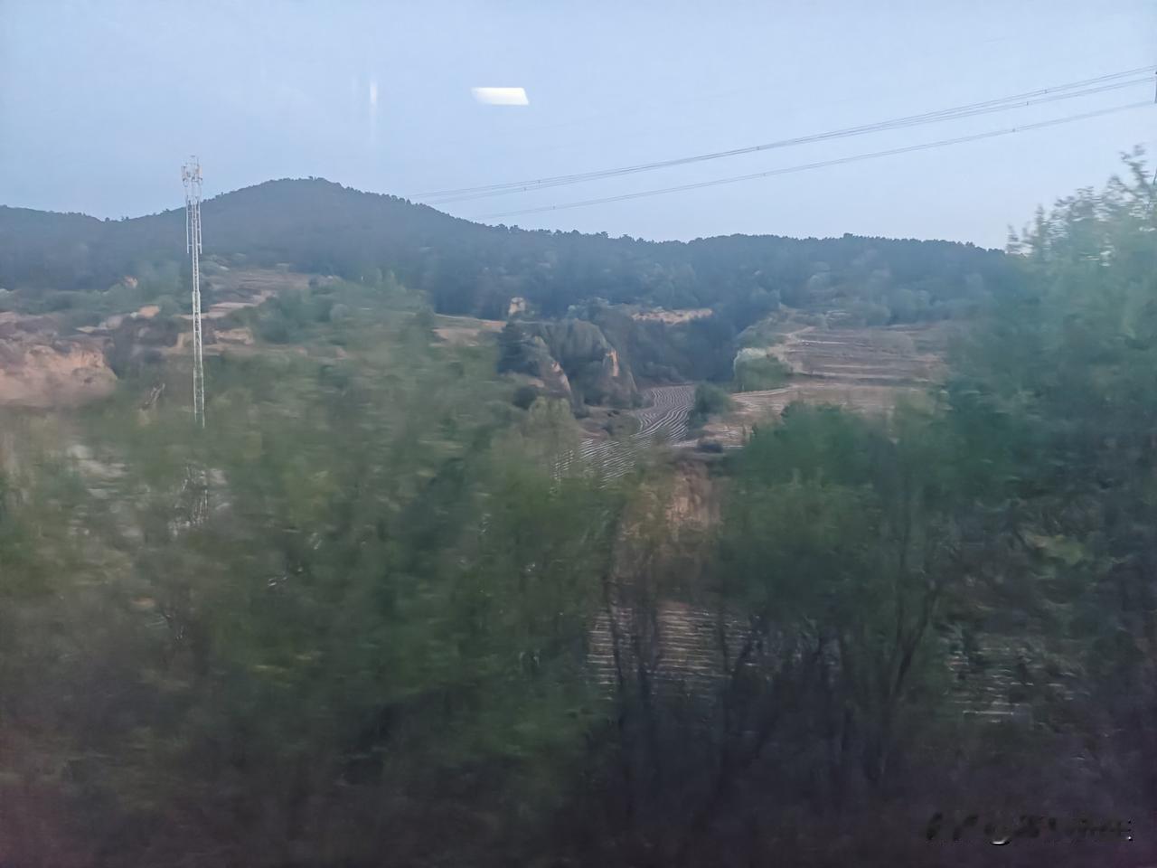 铁路沿线的风光。五一，没买到高铁，候补到了一趟软卧卧铺。时间长了点，但惊喜一点不