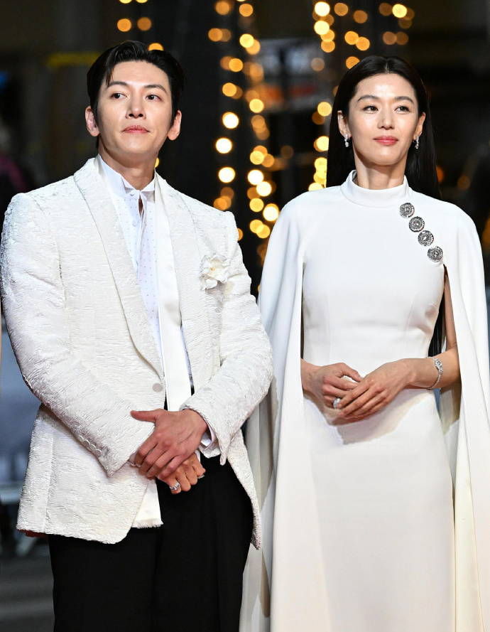 当地时间5月15日下午，全智贤优雅亮相自己主演的新片《群体》戛纳电影节photo