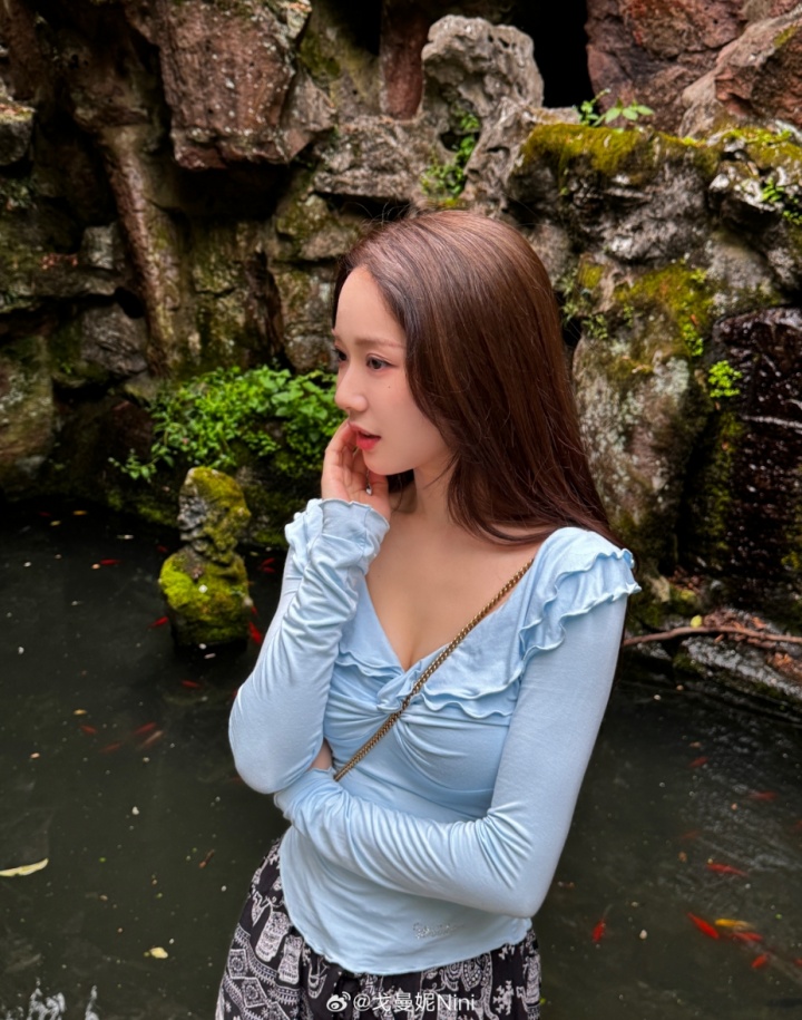 无畏契约主持人戈曼妮晒照：风吹起来 地上都是花瓣和树叶的季节