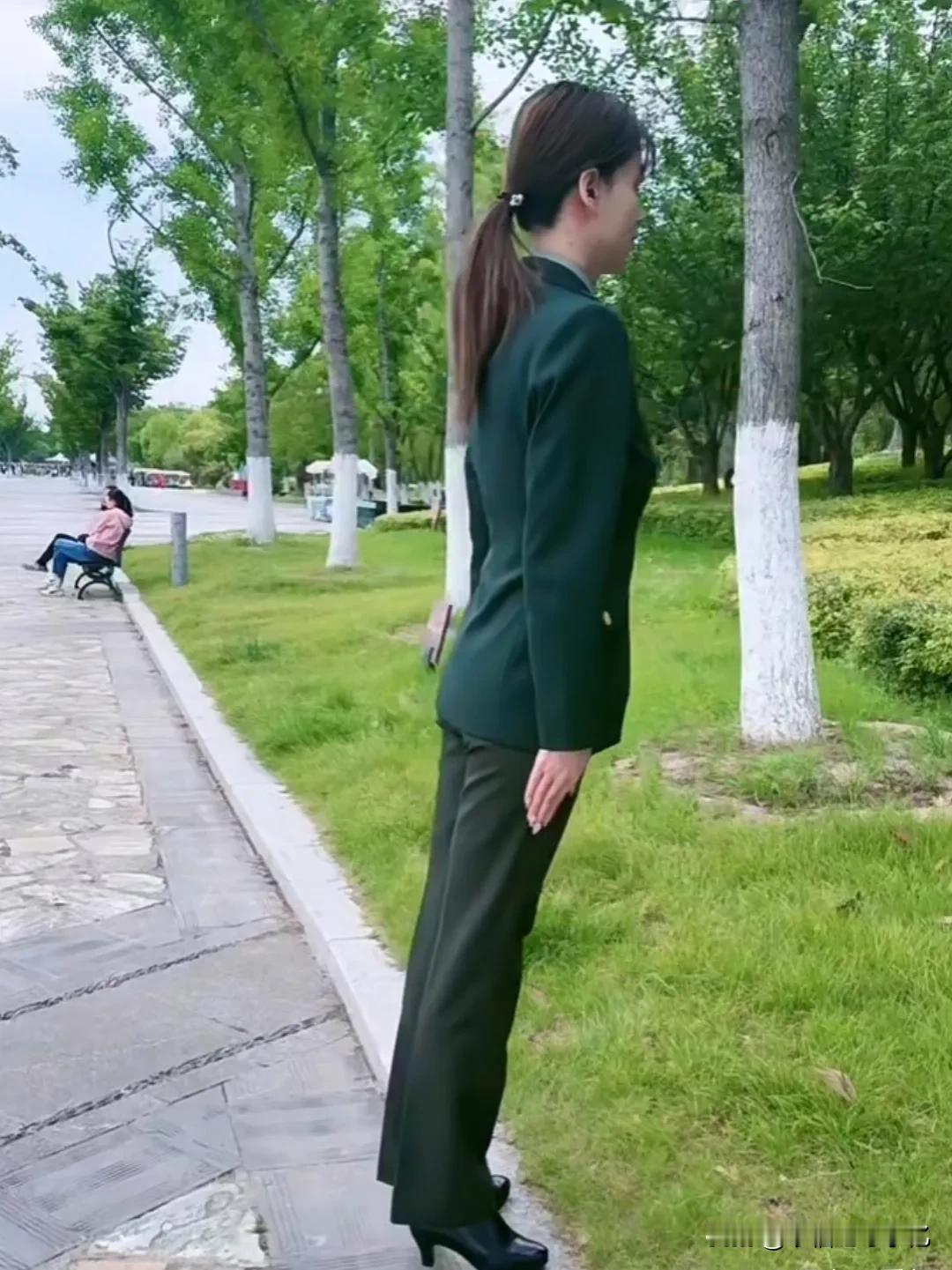 立正为什么身子会前倾一些？