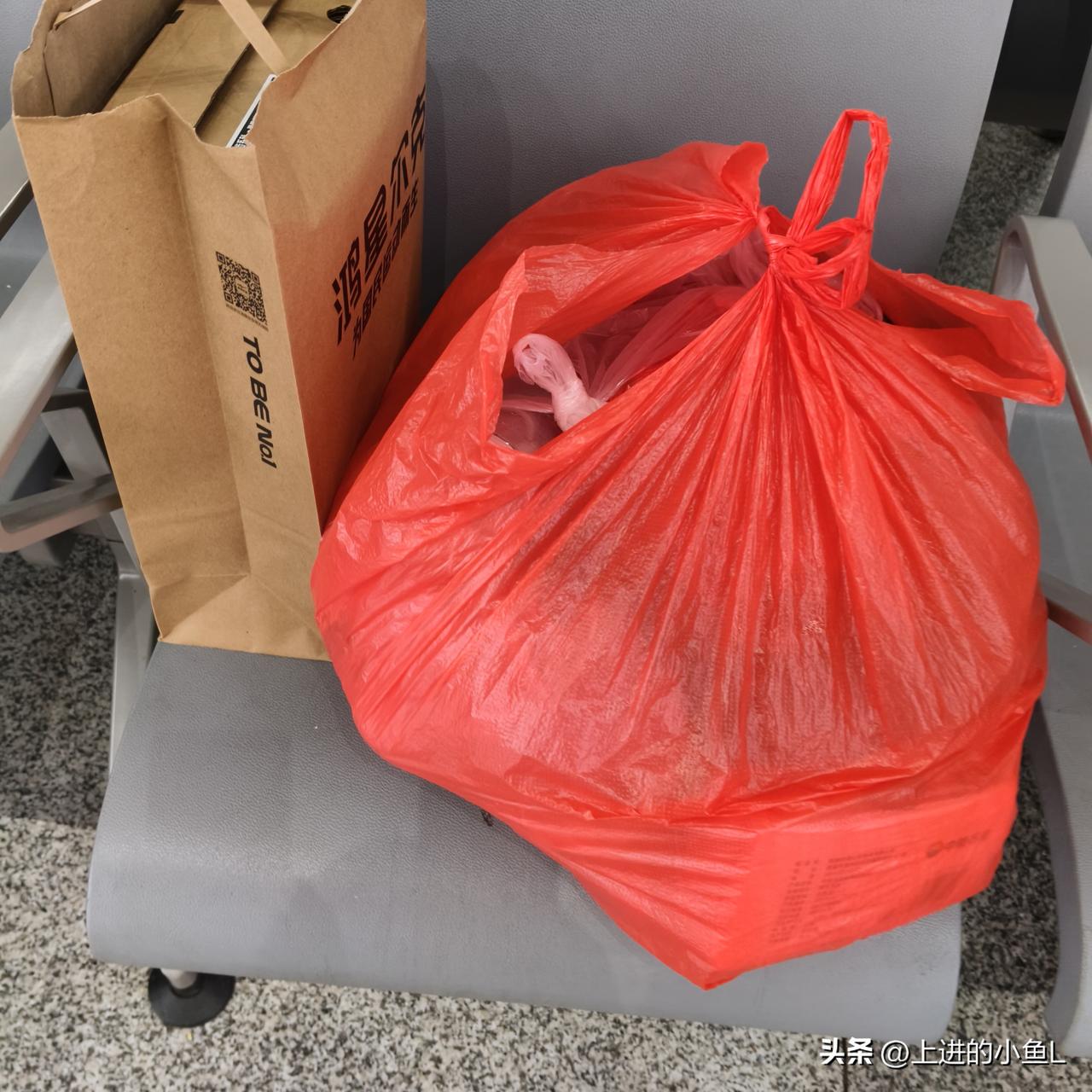 我现在的心可大了！我一个人出行，在高铁站候车室，想上洗手间，可是没有人看行李。我