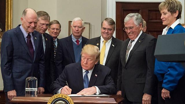 特朗普签署命令：要求美国人2028重返月

当地时间12月18日，美国总统特朗普