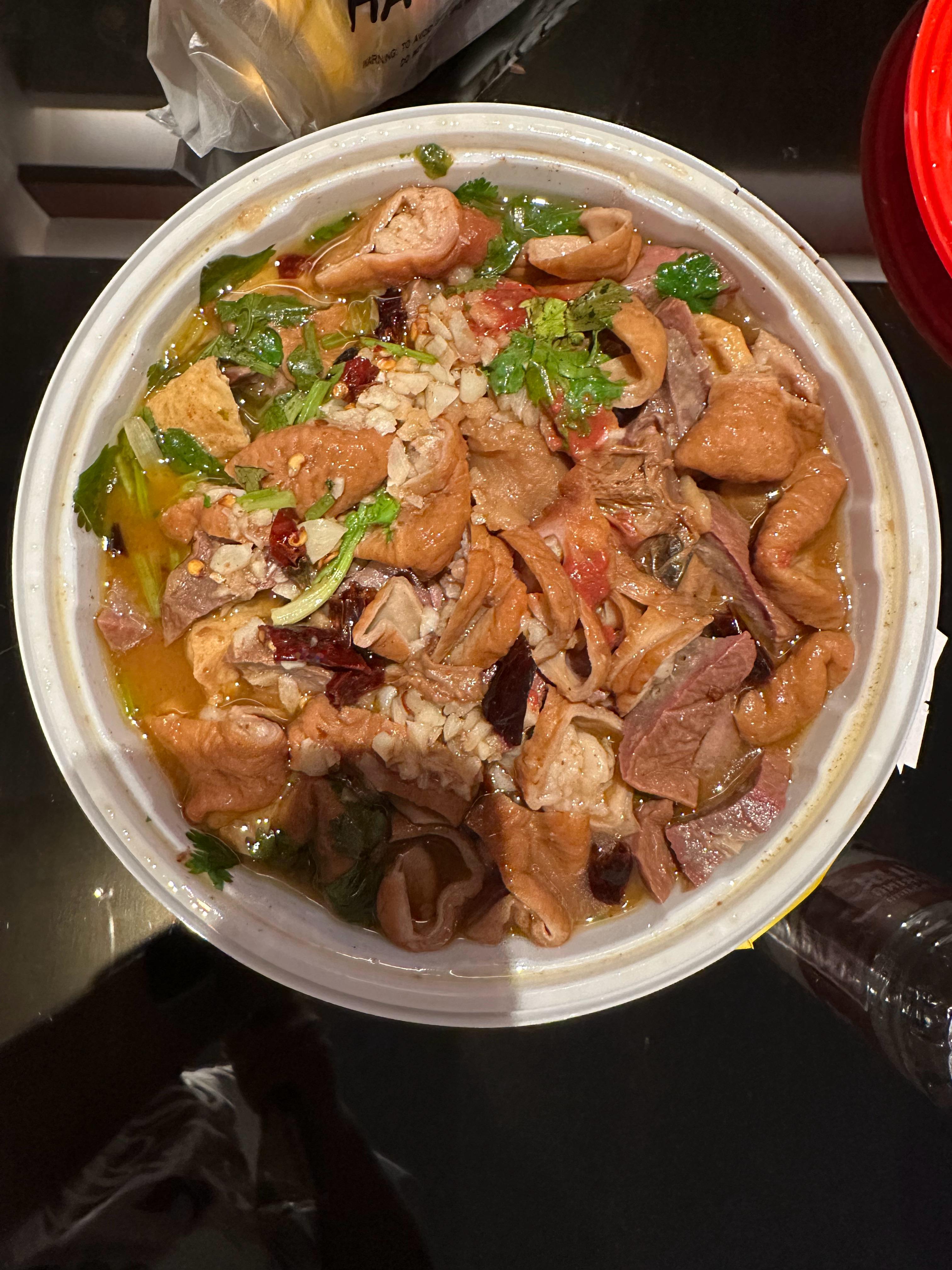 看到23年的照片，在首都机场附近第一次吃卤煮，外面点的，还挺好吃！ 