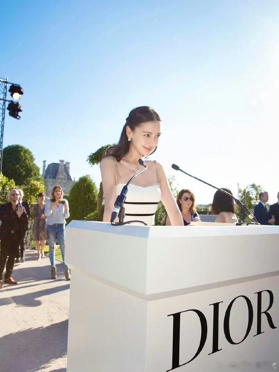 Angelababy 早年出席DIOR 70周年纪念展览活动 ，姐和Dior真的