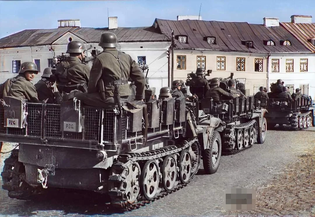 1939年波兰战役期间。3辆Sd. Kfz 10/4轻型半履带车每台都...