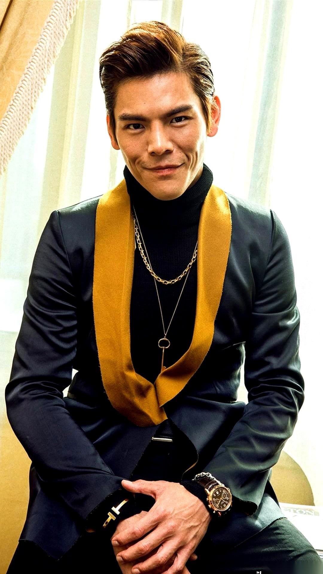 圈里那个大佬，向华强，自己出来认了。
为了捧红亲儿子，几个亿砸进去，最后连个响儿