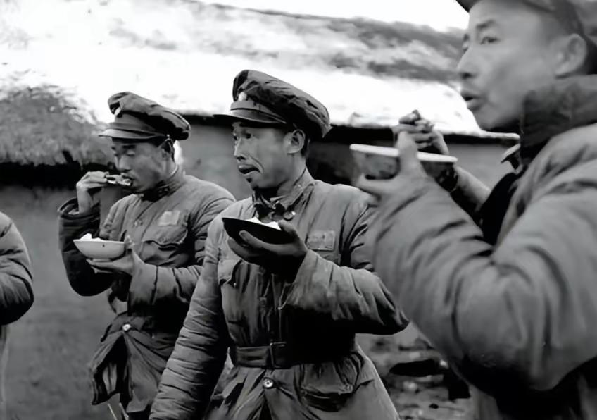 1949年，高邮解放。十几名地下党被拖出去枪毙，组织认定他们已牺牲，谁知，几天后