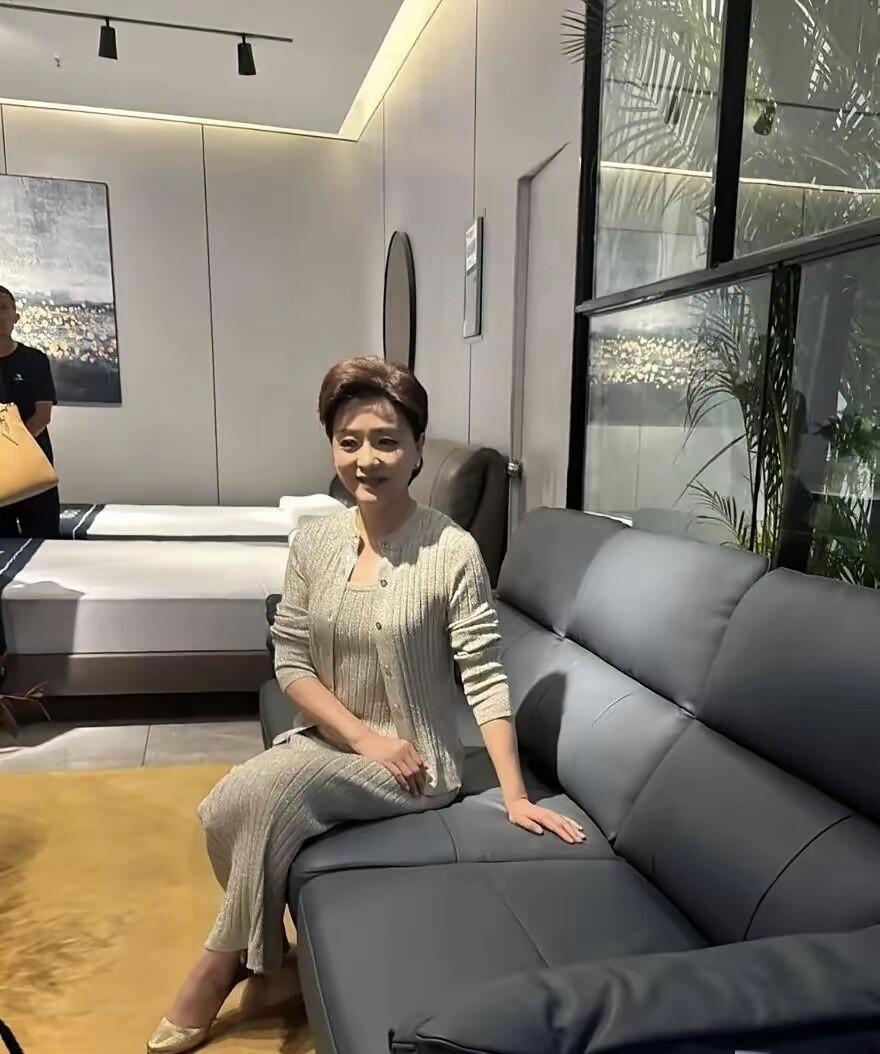 曾经那么貌美的一个主持人，老了之后没有倪萍好看，也没有董卿有气质。坐在沙发上的她