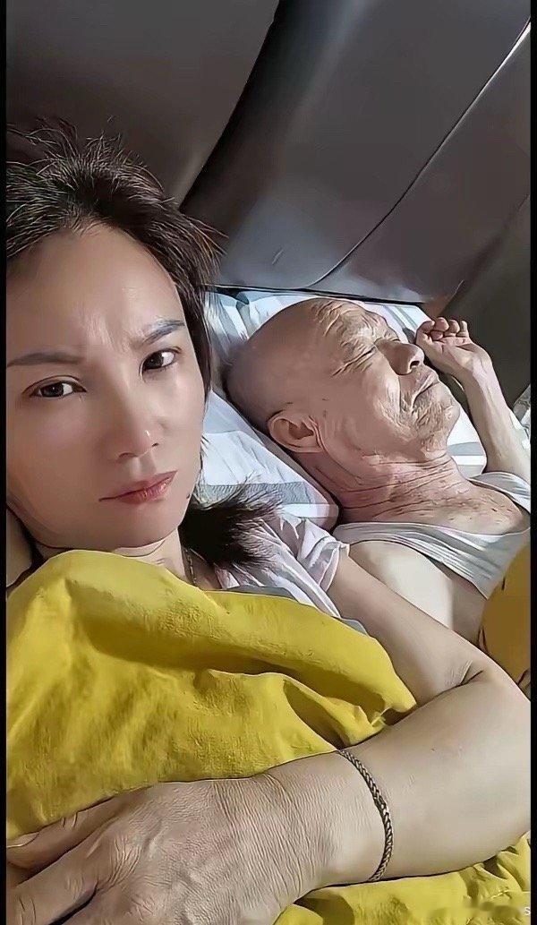 大婶，美颜开的有点过了，你的手忘记P了 