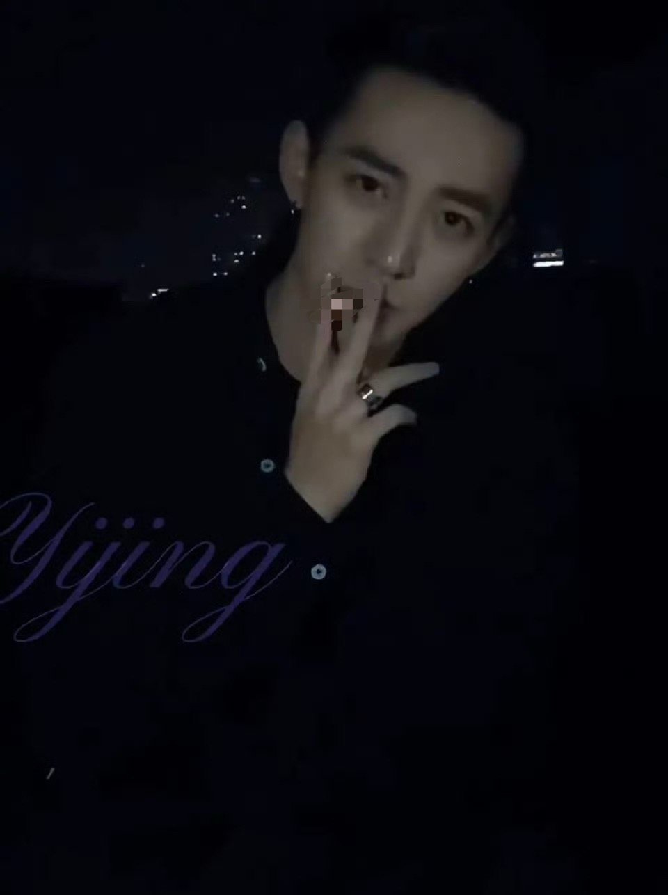 邓伦是95颜一，名不虚传，不愧因为🍞一跃成为流量生。 